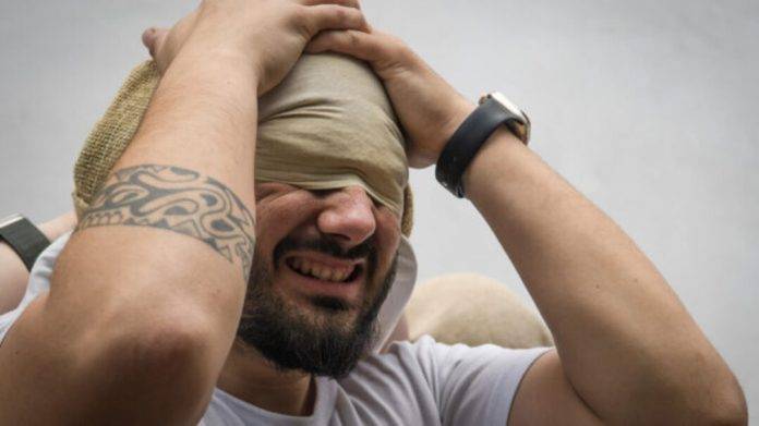 Costaleros andaluces vencen a la lluvia el Martes Santo FOTOGRAFÍA. SEVILLA (ANDALUCÍA) REINO DE ESPAÑA, 26 DE MARZO DE 2024. Suben las temperaturas el Jueves Santo en España. Martes Santo de semana Santa 2024. Costaleros andaluces vencen a la lluvia el Martes Santo. Un costalero de la Hermandad del Cerro se coloca bien el costal antes de salir de la parroquia para efectuar su Estación de Penitencia, este martes en Sevilla. Efe