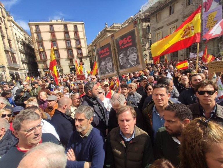 Miles catalanes resisten en Barcelona