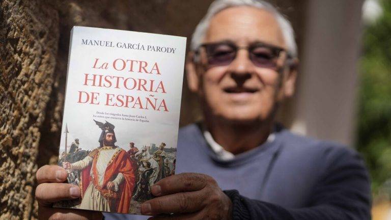 FOTOGRAFÍA. CÓRDOBA (ANDALUCÍA) REINO DE ESPAÑA, 28 DE MARZO DE 2024. Ni los Reyes Católicos fundaron España ni es nación de 5 siglos. El historiador español, Manuel García Parody, presenta su libro "La otra historia de España", durante una entrevista con Efe. El experto rompe los mitos y desmonta el relato buenista sobre España. "¿Pero cuándo se configura España como un Estado; es decir, con una estructura Administrativa, jurídica y única para todos los territorios? Esto lo es a partir de los Decretos de Nueva Planta a principios del Siglo XVIII". "¿Cuándo se concibe España como nación? Pues, cuando las Cortes de Cádiz define que España es la nación, que por cierto dice que es la nación de los dos hemisferios", explica. Efe