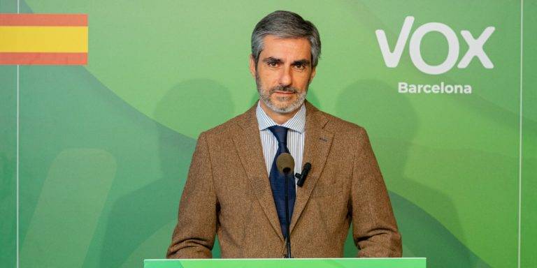 FOTOGRAFÍA. BARCELONA (REINO DE ESPAÑA), 21 DE MARZO DE 2024. Oro-Pulido votará contra los Presupuestos de Collboni. El presidente del Grupo Municipal de VOX en el Ayuntamiento de Barcelona, Gonzalo de Oro-Pulido, ofrece una rueda de Prensa en el Palacio del Ayuntamiento de la ciudad de Barcelona. Lasvocesdelpueblo (Ñ Pueblo) 