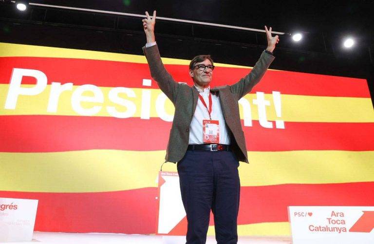 FOTOGRAFÍA. BARCELONA (REINO DE ESPAÑA), 16 DE MARZO DE 2024. Abascal ve lógico que Illa ataque a VOX y no a Puigdemont. PSC no se plantea un referéndum en Cataluña. A mano alzada, por aclamación, los más de 1.200 delegados de la marca del Partido Socialista Obrero Español (PSOE) en Cataluña, el Partit dels Socialistes de Catalunya (PSC), que integran el XV Congreso del PSC han ratificado este sábado a Salvador Illa Roca como candidato socialista para las elecciones catalanas del próximo 12 de mayo y también ha resultado reelegido Primer Secretario del partido, durante el acto de los zuros pro separatismo que ha tenido lugar en el el Palacio de Congresos de Cataluña, en Barcelona. Lasvocesdelpueblo (Ñ Pueblo)