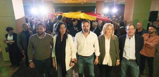 FOTOGRAFÍA. VITORIA (LAS VASCONGADAS) REINO DE ESPAÑA, 24 DE MARZO DE 2024. VOX sale a por todas con resistentes vascongados el 21A. El presidente de VOX, Santiago Abascal Conde (c), ha anunciado este domingo durante su comparecencia ante la prensa, tras la celebración del Comité Ejecutivo Nacional (CEN) de esta mañana en Vitoria, las Vascongadas, las ratificaciones de las listas electorales de su formación a las elecciones vascongadas del 21 de abril, lideradas por la diputada vasca María Amaia Martínez Grisaleña (Amaia Martínez) por Álava (2i); los cabezas de listas por Guipúzcoa, Andrés Paramio Junquera (d); por Vizcaya, María Pérez Fernández (2d); a las elecciones catalanas del 12 de mayo de 2024, lideradas por el secretario general del partido y presidente del Grupo Parlamentario de la formación en Cataluña, Ignacio Garriga Vaz de Concieçao (i); y las de las elecciones europeas del 6 y 9 de junio de 2024, lideradas por actual jefe de la delegación de VOX al Parlamento Europeo, Jorge Buxadé Villalba; el vicepresidente del Grupo Parlamentario en la Eurocámara, Hermann Leopoldo Tertsch del Valle-Lersundi (Hermann Tertsch), y al exdirigente de Ciutadans Partit de la Ciutadanía Ciudadanos (Cs) y portavoz del grupo Parlamentario de Cs en el Congreso de los Diputados, Juan Carlos Girauta Vidal. Lasvocesdelpueblo (Ñ Pueblo).
