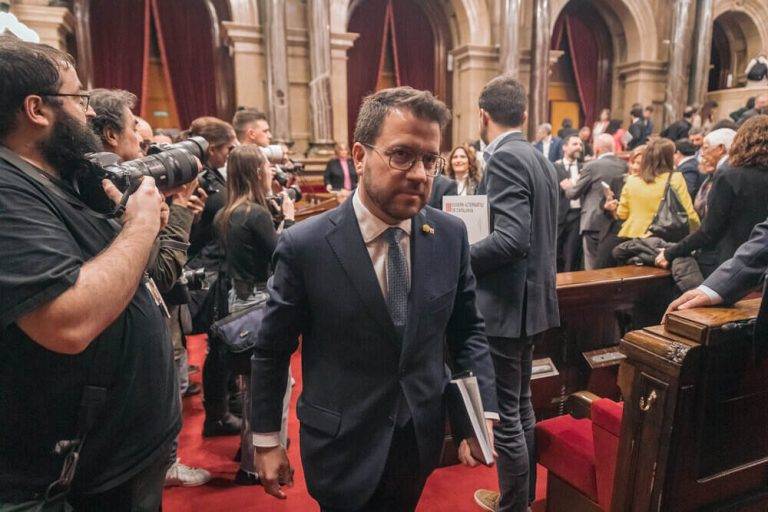 FOTOGRAFÍA. BARCELONA (REINO DE ESPAÑA), 13 DE MARZO DE 2024. Batería de diligencias secretas del espionaje a Aragonés. Parlamento rechaza los Presupuestos ERC y PSC. El Parlament de Catalunya ha tumbado este miércoles los presupuestos del Gobierno de coalición zurda de la Generalidad de Cataluña, entre Partit dels Socialistes de Catalunya (PSC y Esquerra Republicana de Catalunya (ERC). Salvador Illa Roca (PSC) y Pere Aragonés García (en la imagen) (ERC) han fracasado y deberían estudiar ya el adelanto electoral en Cataluña, pero una elecciones autonómicas ahora mismo en Cataluña serían una catástrofe para ambas formaciones, por la ley corrupta de amnistía. Parlamento de Cataluña/Lasvocesdelpueblo (Ñ Pueblo)