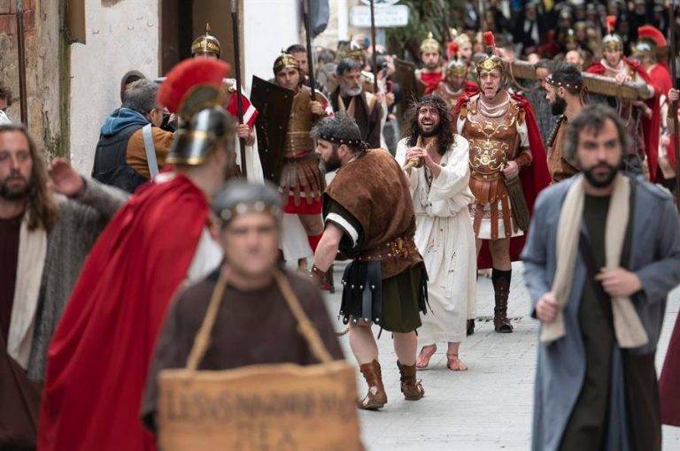 FOTOGRAFÍA. CASTRO URDIALES (COMUNIDAD AUTÓNOMA ESPAÑOLA DE CANTABRIA) REINO DE ESPAÑA, VIERNES SANTO 29 DE MARZO DE 2024.- Tiempo estable con brumas y nieblas matinales en España. Pasión del Cristo Castro (Reino de España). Varios actores durante la representación de la Pasión Viviente de Castro Urdiales, Fiesta de Interés Turístico Nacional celebrada este viernes por las calles de la localidad cántabra de Castro Urdiales. Efe