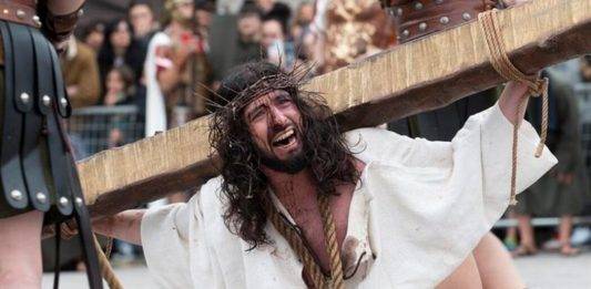 FOTOGRAFÍA. CASTRO URDIALES (COMUNIDAD AUTÓNOMA ESPAÑOLA DE CANTABRIA) REINO DE ESPAÑA, VIERNES SANTO 29 DE MARZO DE 2024.- Cielos nubosos y lluvia el Domingo de Resurrección en España. Pasión del Cristo Castro (Reino de España). Varios actores durante la representación de la Pasión Viviente de Castro Urdiales, Fiesta de Interés Turístico Nacional celebrada este viernes por las calles de la localidad cántabra de Castro Urdiales. Efe