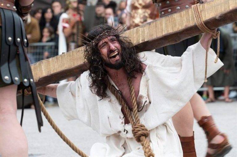 FOTOGRAFÍA. CASTRO URDIALES (COMUNIDAD AUTÓNOMA ESPAÑOLA DE CANTABRIA) REINO DE ESPAÑA, VIERNES SANTO 29 DE MARZO DE 2024.- Cielos nubosos y lluvia el Domingo de Resurrección en España. Pasión del Cristo Castro (Reino de España). Varios actores durante la representación de la Pasión Viviente de Castro Urdiales, Fiesta de Interés Turístico Nacional celebrada este viernes por las calles de la localidad cántabra de Castro Urdiales. Efe