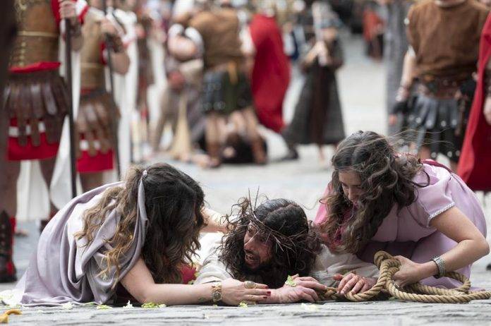 FOTOGRAFÍA. CASTRO URDIALES (COMUNIDAD AUTÓNOMA ESPAÑOLA DE CANTABRIA) REINO DE ESPAÑA, VIERNES SANTO 29 DE MARZO DE 2024.- Pasión del Cristo en Castro Urdiales (Reino de España). Varios actores durante la representación de la Pasión Viviente de Castro Urdiales, Fiesta de Interés Turístico Nacional celebrada este viernes por las calles de la localidad cántabra de Castro Urdiales. Efe