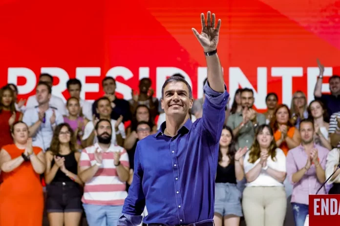 FOTOGRAFÍA. BARCELONA (REINO DE ESPAÑA), 16 DE JULIO DE 2023. El CIS hunde a Sumar y PP y da la victoria al PSOE. El presidente del Gobierno sanchista y líder del PSOE, Pedro Sánchez Pérez Castejón, ha reivindicado su gestión y la mejora de la convivencia en Cataluña durante un mitin en Barcelona, en el que ha pedido para el 23J el voto de las mujeres, los jóvenes y los indecisos a favor de "una España que avanza unida en su diversidad". Cataluña es una de las comunidades autónomas donde los socialistas esperan obtener mejores resultados en las elecciones generales del 23 de julio, impulsados después de que Jaume Collboni Cuadrado lograra hacerse con las riendas del Ayuntamiento de Barcelona tras las municipales de mayo y después de que el PSC lograra ser primera fuerza en las autonómicas de 2021. Efe