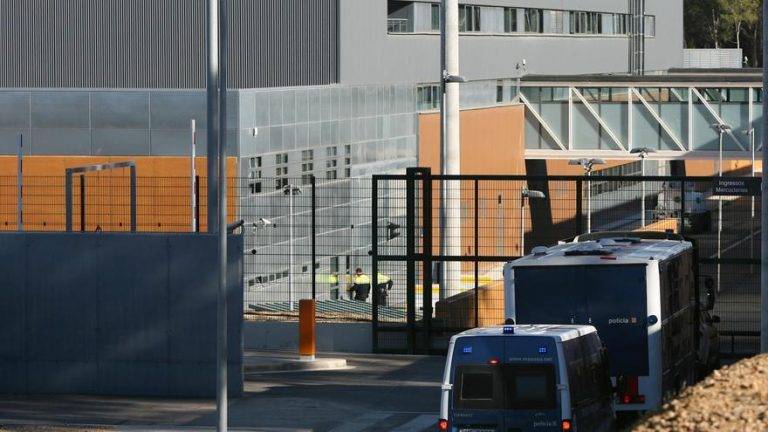 Preso extranjero mata a cocinera de prisión