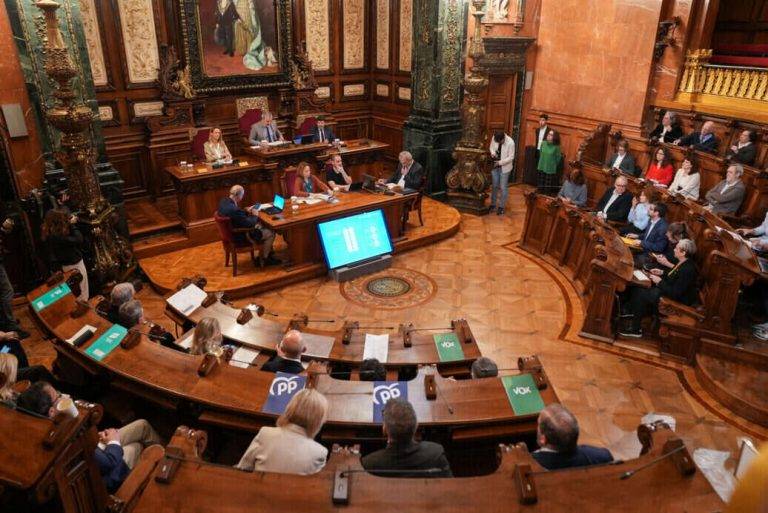 FOTOGRAFÍA. BARCELONA (REINO DE ESPAÑA), MIÉRCOLES SANTO 27 DE MARZO DE 2024. Detalle de una vista general del Plenario del Ayuntamiento de la ciudad de Barcelona durante un pleno en el que, contras las cuerdas, el alcalde de la marca del Partido Socialista Obrero Español (PSOE) en Cataluña, Partit dels Socialistes de Catalunya (PSC), Jaume Collboni Cuadrado, ha vinculado la aprobación de los presupuestos 2024 de la ciudad Condal a una cuestión de confianza, una mera de moción de censura, que obliga a la oposición a ponerse de acuerdo en un plazo de un mes, presentar un candidato alternativo durante este tiempo o pasados los 30 días, desde la presentación de la cuestión de confianza, las cuentas se aprueban automáticamente y, por lo tanto, el Gobierno municipal gana la moción sin debate y continúa con su plan de Gobierno hasta los próximos presupuestos. Lasvocesdelpueblo (Ñ Pueblo)