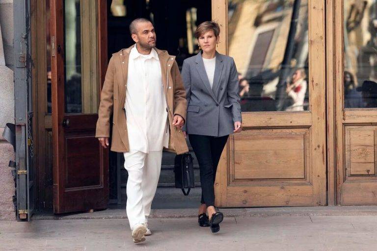 FOTOGRAFÍA. BARCELONA (REINO DE ESPAÑA), JUEVES SANTO 28 DE MARZO DE 2024. Primera comparecencia Dani Alves en libertad. El futbolista, exjugador de FC Barcelona e internacional de Brasil, Daniel Alves da Silva (Dani Alves), en libertad provisional desde el pasado lunes, junto a su abogada Inés Guardiola, hoy en la Audiencia de Barcelona donde se ha presentado ante la secretaría de la sección 21 de la Audiencia de Barcelona, en la primera de las comparecencias semanales que le impuso el tribunal al fijar una fianza de un millón de euros para permitirle salir de la prisión, donde llevaba más de 14 meses de prisión preventiva por riesgo de fuga tras el crimen de la violación sexual a una joven de unas 23 años, conocida como "Núria", de acuerdo con las consignas de los manifestantes, en un baño VIP de la discoteca Sutton de Barcelona en 2022, en el que ambos se fueron voluntariamente y una vez empezada la relación sexual, parece ser que la víctima quitó el consentimiento al coito, pero el condenado por parte de la Audiencia de Barcelona a más de 4 años de prisión la habría empujado al suelo y la habría violado vaginalmente sin ponerse los preservativos, siempre según investigación judicial y Juicio. Efe