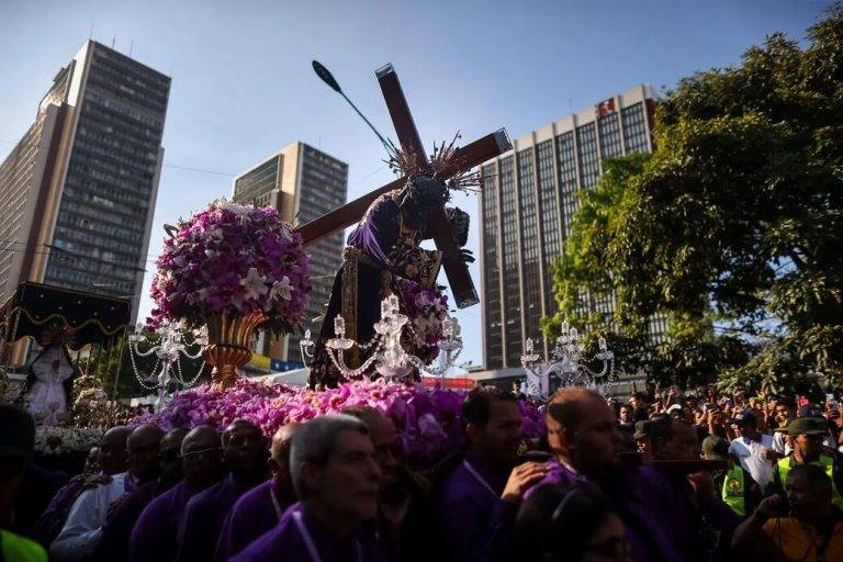 FOTOGRAFÍA. CARACAS (VENEZUELA), 27 DE MARZO DE 2024. SEMANA SANTA 2024, MIÉRCOLES SANTO, 27 DE MARZO DE 2024. Principal advocación de Jesucristo en Venezuela. Personas participan durante la procesión del Nazareno de San Pablo este miércoles, en Caracas (Venezuela). Efe