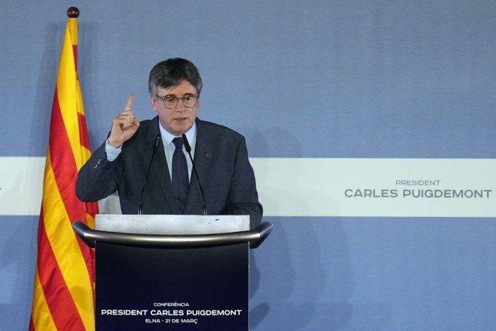 FOTOGRAFÍA. ELNA (FRANCIA), 21 DE MARZO DE 2024.- El 16 % de los españoles respalda que Puigdemont concurra al 12M. El golpista prófugo de la Justicia española, líder de la derecha separatista Junts per Catalunya (JxCat) y expresidente del Gobierno autonómico de la Generalitat Catalana, Carles Puigdemont Casamajó, durante la conferencia que está ofreciendo en el al ayuntamiento de Elna (Francia) en la que  desveló que se presentará a las elecciones catalanas del próximo 12 de mayo con el objetivo de lograr su 