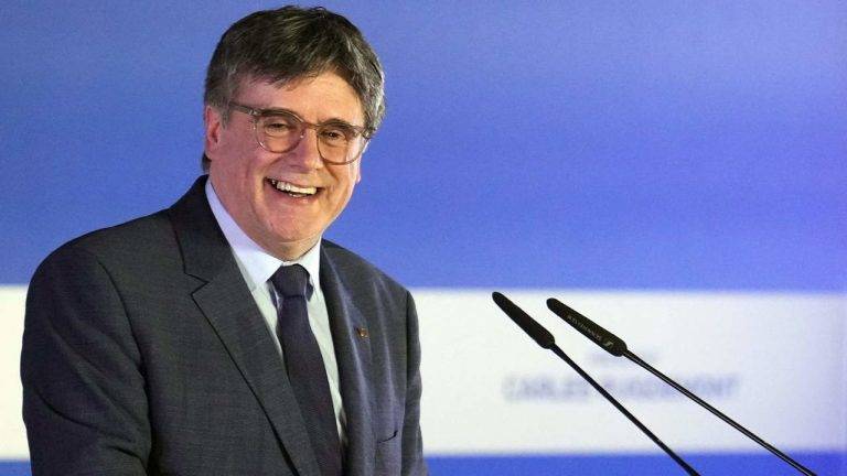 FOTOGRAFÍA. ELNA (FRANCIA), 21 DE MARZO DE 2024.- Puigdemont avisa que nada impedirá el referéndum. Puigdemont no pueda concurrir a las elecciones. El golpista prófugo de la Justicia española, líder de la derecha separatista Junts per Catalunya (JxCat) y expresidente del Gobierno autonómico de la Generalitat Catalana, Carles Puigdemont Casamajó, durante la conferencia que está ofreciendo en el al ayuntamiento de Elna (Francia) en la que  desveló que se presentará a las elecciones catalanas del próximo 12 de mayo con el objetivo de lograr su "restitución" en la presidencia de Cataluña, tras haber sido destituido en 2017 con el artículo 155 de la Constitución, y ha ofrecido a ERC compartir una lista unitaria. Ha dicho que va a pactar un referéndum de autodeterminación con el sanchismo al igual que la amnistía es posible en la actualidad. Y, en caso de que la vía de la negociación del referéndum no dé frutos "y se alarga estérilmente", el separatismotismo no puede renunciar "de ninguna manera, a conseguir la plena independencia si esta es la voluntad de los catalanes", dijo en referéndum a un referéndum unilateral como 1-O y proclamación de independencia como el 27 de octubre de 2017. De momento, Puigdemont necesita los favores del Partido Popular en el Senado, el PP tiene mayoría absoluta, para que su amnistía criminal vuelva al Congreso de los Diputados y sea publicada poco días después en el Boletín Oficial del Estado (BOE) para que pueda volver a España y participar a una investidura sin acabar en la cárcel en Madrid para muchos años. Además, el fugado separatista necesita el voto de los separatistas en la urnas del 12M, primero: para que JxCat sea primera fuerza de los tres partidos secesionistas (ERC, JxCat y CUP), Segundo: que entre los tres puedan sumar la mayoría absoluta de 68 diputados. Efe