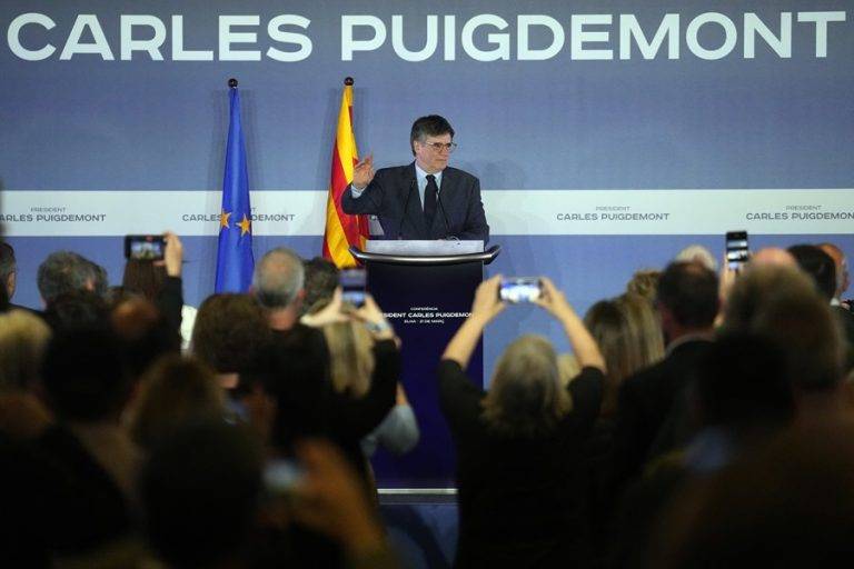 FOTOGRAFÍA. ELNA (FRANCIA), 21 DE MARZO DE 2024.- Entre gritos de "presidente" e "independencia". El golpista prófugo de la Justicia española, líder de la derecha separatista Junts per Catalunya (JxCat) y expresidente del Gobierno autonómico de la Generalitat Catalana, Carles Puigdemont Casamajó, durante la conferencia que está ofreciendo en el al ayuntamiento de Elna (Francia) en la que  desveló que se presentará a las elecciones catalanas del próximo 12 de mayo con el objetivo de lograr su "restitución" en la presidencia de Cataluña, tras haber sido destituido en 2017 con el artículo 155 de la Constitución, y ha ofrecido a ERC compartir una lista unitaria. Ha dicho que va a pactar un referéndum de autodeterminación con el sanchismo al igual que la amnistía es posible en la actualidad. Y, en caso de que la vía de la negociación del referéndum no dé frutos "y se alarga estérilmente", el separatismotismo no puede renunciar "de ninguna manera, a conseguir la plena independencia si esta es la voluntad de los catalanes", dijo en referéndum a un referéndum unilateral como 1-O y proclamación de independencia como el 27 de octubre de 2017. De momento, Puigdemont necesita los favores del Partido Popular en el Senado, el PP tiene mayoría absoluta, para que su amnistía criminal vuelva al Congreso de los Diputados y sea publicada poco días después en el Boletín Oficial del Estado (BOE) para que pueda volver a España y participar a una investidura sin acabar en la cárcel en Madrid para muchos años. Además, el fugado separatista necesita el voto de los separatistas en la urnas del 12M, primero: para que JxCat sea primera fuerza de los tres partidos secesionistas (ERC, JxCat y CUP), Segundo: que entre los tres puedan sumar la mayoría absoluta de 68 diputados. Efe