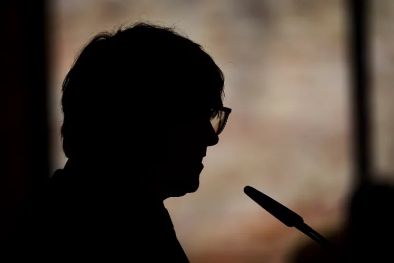 FOTOGRAFÍA. ELNA (FRANCIA), 02 DE MARZO DE 2024. Puigdemont urge a la UE "intervenir" ante guía antiamnistía . Puigdemont: "Queremos vivir plenamente en catalán". El terrorista Puigdemont pide confrontar con España. El golpista prófugo de la Justicia española, expresidente de la Generalidad separatista de 2017, fundador de la derecha separatista Junts per Catalunya (JxCat), Carles Puigdemont Casamajó, habla durante un mitin hoy en Elna (Francia), este sábado ante la asamblea territorial de su plataforma "Consejo de la República Catalana", organismo parainstitucional que él mismo lidera desde Bélgica y que ha celebrado este sábado una reunión en Elna (Francia), cuando el Tribunal Supremo haya abierta una causa contra él por terrorismo, acordando por unanimidad investigarlo y enjuiciarlo en marco del caso de la célula del golpe, Tsunami Democrátic. Efe