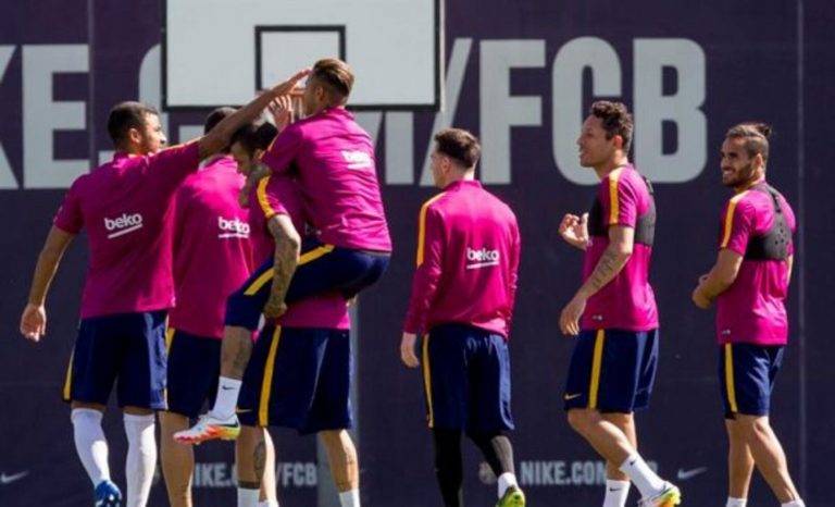 FOTOGRAFÍA. BARCELONA (REINO DE ESPAÑA), 20 DE ABRIL DE 2016. Salida de la cárcel inminente de Dani Alves. De izquierda a la derecha, el centrocampista brasileño, Rafinha Alcántara, bromea con sus compatriotas, el delantero, Neymar Jr. a hombros del defensa, Dani Alvés, el delantero, argentino, Leo Mess, y los defensas brasileños, Adriano Correia y Douglas Pereira, durante la sesión de entrenamiento de la plantilla azulgrana ayer. Efe.