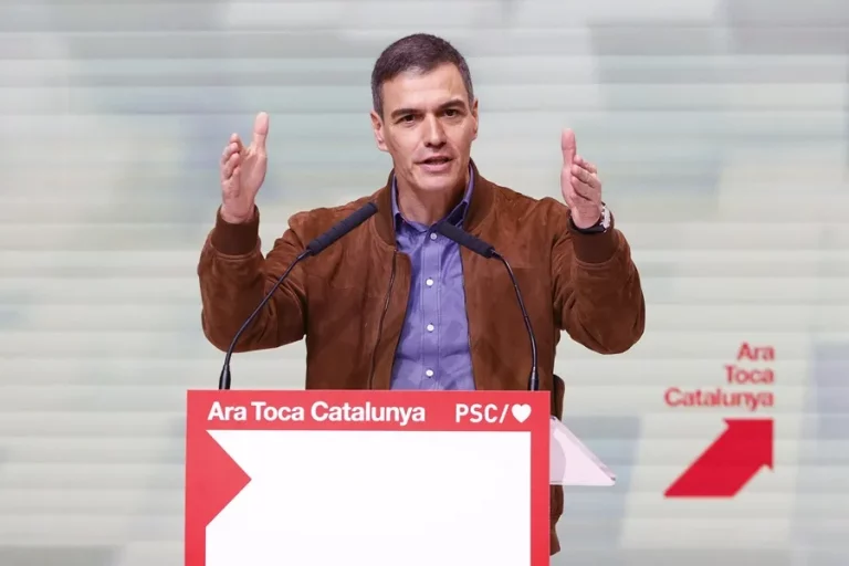 FOTOGRAFÍA. BARCELONA (REINO DE ESPAÑA), 17 DE MARZO DE 2024. Sánchez: Bona Diada de Sant Jordi a tothom. Illa dice que hay más miedo a VOX que a Puigdemont. El líder del régimen sanchista de España y secretario general del Partido Socialista Obrero Español (PSOE), Pedro Sánchez Pérez-Castejón, ha reivindicado este domingo al candidato del Partit dels Socialistes de Catalunya a la Presidència del Govern de la Generalitat de Catalunya (PSC) -marca del Partido Socialista Obrero Español (PSOE) en Cataluña-, primer secretario de esta formación zurda pro separatismo y exministro de Sanidad del Gobierno sanchista de España, Salvador Illa Roca, como "factor de unión entre catalanes y también entre Cataluña y el resto de hermanos y hermanas de todos los territorios de España". "España quiere a Cataluña", ha proclamado. Así lo ha planteado en la clausura del XV Congreso del PSC, en el Palacio de Congresos de Cataluña, en Barcelona, donde el sátrapa sanchista ha arropado al ultra Salvador Illa Roca como candidato del socialismo cacique pro separatismo a las elecciones al Parlament autonòmic de Catalunyas del próximo domingo, 12 de mayo de 2024 (12M). Efe