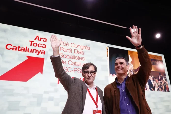 FOTOGRAFÍA. BARCELONA (REINO DE ESPAÑA), 17 DE MARZO DE 2024. Illa dice que hay más miedo a VOX que a Puigdemont. El líder del régimen sanchista de España y secretario general del Partido Socialista Obrero Español (PSOE), Pedro Sánchez Pérez-Castejón (d), ha reivindicado este domingo al candidato del Partit dels Socialistes de Catalunya a la Presidència del Govern de la Generalitat de Catalunya (PSC) -marca del Partido Socialista Obrero Español (PSOE) en Cataluña-, primer secretario de esta formación zurda pro separatismo y exministro de Sanidad del Gobierno sanchista de España, Salvador Illa Roca (i), como 