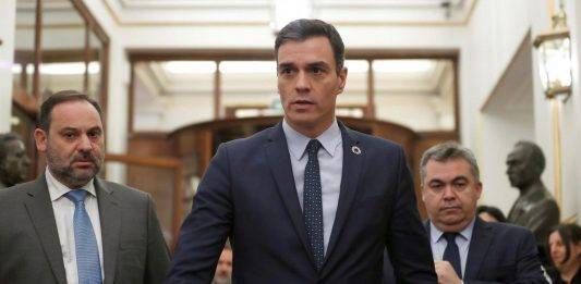 FOTOGRAFÍA. MADRID (REINO DE ESPAÑA), AÑO 2023. Ábalos encara una posible imputación en el Tribunal Supremo. El secretario general del partido Socialista y líder del régimen sanchista de España, Pedro Sánchez Pérez-Castejón (c), acompañado por su ministro de Transportes y exsecretario de Organización del Partido Socialista, José Luis Ábalos Meco (i), y el nuevo secretario de Organización del Partido Socialista, Santos Cerdán León (d), ambos son dos personas de confianza del sátrapa presidente de Gobierno de España para controlar el socialismo y comunismo español. HECHOS RELACIONADOS, MADRID (REINO DE ESPAÑA), 28 DE FEBRERO DE 2024, El caso Koldo es la mayor crisis y desafío que afronta Sánchez en su partido desde que regresó a la Secretaría General del Partido Socialista en 2017, tras otra crisis que había abierto al partido en canal por la guerra que mantuvo con Susana Díaz Pacheco por el liderazgo del PSOE y que se zanjó con las primarias de ese año. La trama de corrupción socialista de cobros de comisiones en contratos de compras de mascarillas de la pandemia del COVID 19 ha estallado al PSOE de Pedro Sánchez desatando un huracán en el partido, que ha expulsado al que fuera su número tres en el pasado y una de las personas de máxima confianza del líder sanchista: José Luis Ábalos Meco. A las críticas de las víctimas, los obreros españoles, que están teniendo los socialistas por un caso de corrupción que les salpica, se suma un elemento impredecible, el desafío inédito de tener a un ex secretario de Organización, José Luis Ábalos Meco, rebelado que ha decidido ir por libre y que no cesa en sus entrevistas de atacar la decisión de expulsarle de un partido en el que ha militado 43 años y en el que lo ha sido casi todo. Efe