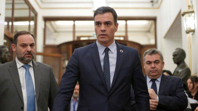 FOTOGRAFÍA. MADRID (REINO DE ESPAÑA), AÑO 2023. Ábalos encara una posible imputación en el Tribunal Supremo. El secretario general del partido Socialista y líder del régimen sanchista de España, Pedro Sánchez Pérez-Castejón (c), acompañado por su ministro de Transportes y exsecretario de Organización del Partido Socialista, José Luis Ábalos Meco (i), y el nuevo secretario de Organización del Partido Socialista, Santos Cerdán León (d), ambos son dos personas de confianza del sátrapa presidente de Gobierno de España para controlar el socialismo y comunismo español. HECHOS RELACIONADOS, MADRID (REINO DE ESPAÑA), 28 DE FEBRERO DE 2024, El caso Koldo es la mayor crisis y desafío que afronta Sánchez en su partido desde que regresó a la Secretaría General del Partido Socialista en 2017, tras otra crisis que había abierto al partido en canal por la guerra que mantuvo con Susana Díaz Pacheco por el liderazgo del PSOE y que se zanjó con las primarias de ese año. La trama de corrupción socialista de cobros de comisiones en contratos de compras de mascarillas de la pandemia del COVID 19 ha estallado al PSOE de Pedro Sánchez desatando un huracán en el partido, que ha expulsado al que fuera su número tres en el pasado y una de las personas de máxima confianza del líder sanchista: José Luis Ábalos Meco. A las críticas de las víctimas, los obreros españoles, que están teniendo los socialistas por un caso de corrupción que les salpica, se suma un elemento impredecible, el desafío inédito de tener a un ex secretario de Organización, José Luis Ábalos Meco, rebelado que ha decidido ir por libre y que no cesa en sus entrevistas de atacar la decisión de expulsarle de un partido en el que ha militado 43 años y en el que lo ha sido casi todo. Efe