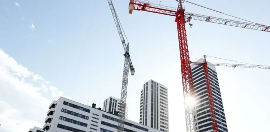 FOTOGRAFÍA. BILBAO (LAS VASCONGADAS) REINO DE ESPAÑA, 29 DE JULIO DE 2022. Sube el Euríbor en 3.72 % para hipotecas variables. Detalle de los trabajadores en la construcción de un edificio residencial en Bilbao , las Vascongadas, en el Reino de España. Efe
