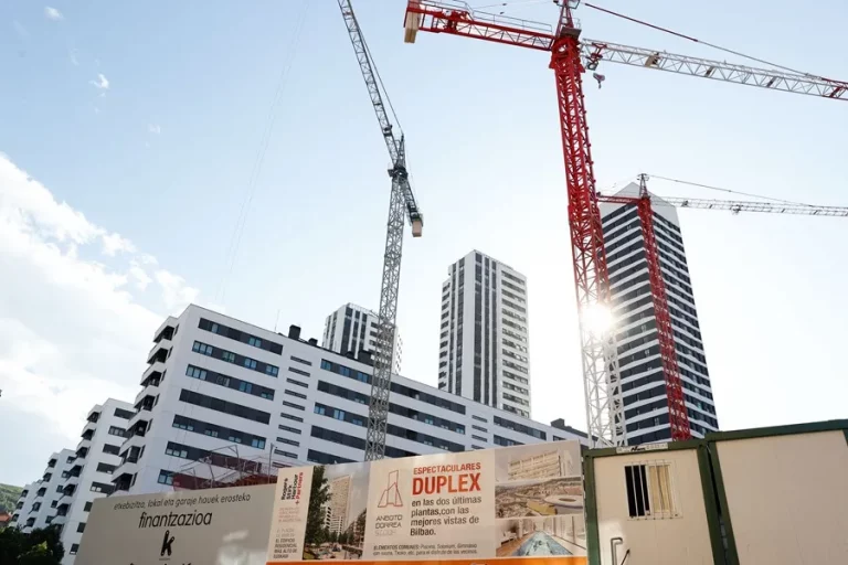 FOTOGRAFÍA. BILBAO (LAS VASCONGADAS) REINO DE ESPAÑA, 29 DE JULIO DE 2022. Sube el Euríbor en 3.72 % para hipotecas variables. Detalle de los trabajadores en la construcción de un edificio residencial en Bilbao , las Vascongadas, en el Reino de España. Efe