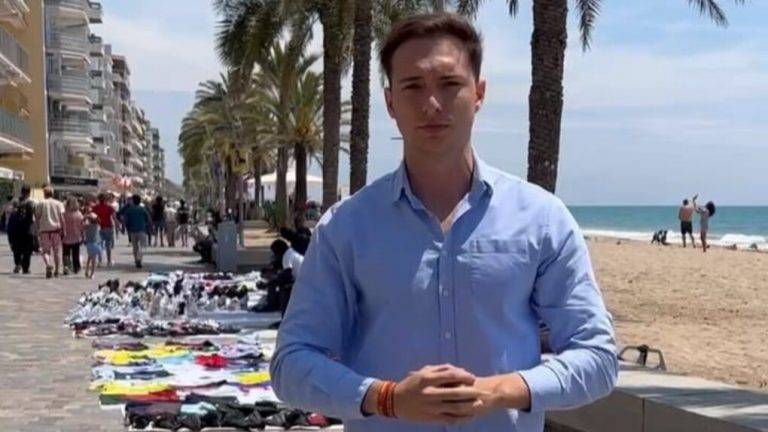 FOTOGRAFÍA. CALAFELL (TARRAGONA) REINO DE ESPAÑA, 21 DE MARZO DE 2024. Impunidad del Top Manta en Calafell. El portavoz del Grupo Municipal de VOX en Calafell, Tibor Rius Gerecz, ha instado a adoptar medidas «urgentes» contra esta venta ilegal y en favor del comercio local. Lasvocesdelpueblo (Ñ Pueblo)