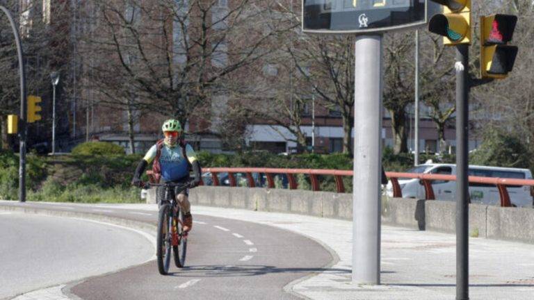 FOTOGRAFÍA. GIJÓN (REINO DE ESPAÑA), 12 DE MARZO DE 2024. Un ciclista circula en Gijón junto a un termómetro que marca 19 grados en la mañana de este martes. Tiempo estable en España. Efe