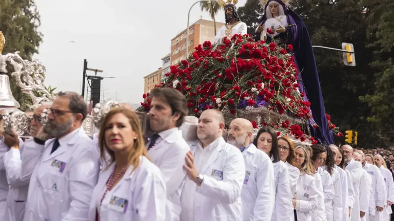 FOTOGRAFÍA. MÁLAGA (REINO DE ESPAÑA), 23 DE MARZO DE 2024. Traslado de Jesús Cautivo y Virgen en Málaga. Varios sanitarios portan el trono de traslado de Nuestro Padre Jesús Cautivo y María Santísima Coronada de la Trinidad durante el acto que se realiza dentro de las instalaciones del Hospital Civil de Málaga este sábado. Efe