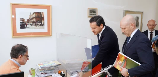 FOTOGRAFÍA. VALLADOLID (CASTILLA Y LEÓN) REINO DE ESPAÑA, 26 DE MARZO DE 2024. VOX cumple y deroga leyes progres del PP en un Gobierno con PP. Los portavoces de los Grupos Parlamentarios del PP, Raúl de la Hoz Quintano (i), y de Vox, Carlos Menéndez Blanco (d). Grupos Parlamentarios de la coalición gubernamental del Gobierno autonómico de la Junta de Castilla y León, VOX y Partido Popular (PP) han registrado en las Cortes de Castilla y León, Parlamento regional castellanoleonés, este martes la "Proposición de Ley Autonómica de Concordia", que derogará el actual Decreto ley sanchista, "Ley de Memoria Histórica y Democrática" que aprobó el último Gobierno de mayoría absoluta de la derechista cobarde Partido Popular (PP) presidido por el progre azul, Juan Vicente Herrera Campo, y que busca "honrar y proteger la historia de España desde 1931 hasta 1978". Efe