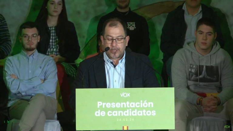 FOTOGRAFÍA. VITORIA (LAS VASCONGADAS) REINO DE ESPAÑA, 24 DE MARZO DE 2024. Guipúzcoa sufre realidad con nombre propio: inseguridad. El presidente de VOX, Santiago Abascal Conde, ha anunciado este domingo durante su comparecencia ante la prensa, tras la celebración del Comité Ejecutivo Nacional (CEN) de esta mañana en Vitoria, las Vascongadas, las ratificaciones de las listas electorales de su formación a las elecciones vascongadas del 21 de abril, lideradas por la diputada vasca María Amaia Martínez Grisaleña (Amaia Martínez) por Álava; los cabezas de listas por Guipúzcoa, Andrés Paramio Junquera (en la imagen); por Vizcaya, María Pérez Fernández; a las elecciones catalanas del 12 de mayo de 2024, lideradas por el secretario general del partido y presidente del Grupo Parlamentario de la formación en Cataluña, Ignacio Garriga Vaz de Concieçao; y las de las elecciones europeas del 6 y 9 de junio de 2024, lideradas por actual jefe de la delegación de VOX al Parlamento Europeo, Jorge Buxadé Villalba; el vicepresidente del Grupo Parlamentario en la Eurocámara, Hermann Leopoldo Tertsch del Valle-Lersundi (Hermann Tertsch), y al exdirigente de Ciutadans Partit de la Ciutadanía Ciudadanos (Cs) y portavoz del grupo Parlamentario de Cs en el Congreso de los Diputados, Juan Carlos Girauta Vidal. Lasvocesdelpueblo (Ñ Pueblo).