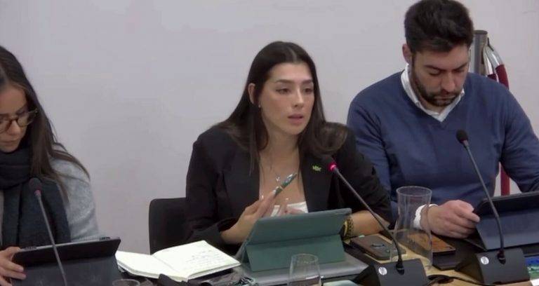 FOTOGRAFÍA. VILADECANS (BARCELONA) REINO DE ESPAÑA, 29 DE FEBRERO DE 2024. Viladecans rechaza ser "ciudad amigable con el autismo". El Grupo Municipal de VOX en el Ayuntamiento de Viladecans, en la provincia de Barcelona, —que integran: Marina Ferrer Sánchez (i), concejala y portavoz del Grupo municipal; Josling Efigenia Montilva Peralta (c), concejala; y Alberto Delgado Sánchez (d), concejal— presentó este jueves en el Pleno municipal la moción "Viladecans Ciudad Amigable con el Autismo". La mayoría municipal zurda (PSC, ERC y los Comunes -Viladecans en Comú Podem-Confluència) rechazó la iniciativa. Lasvocesdelpueblo (Ñ Pueblo)