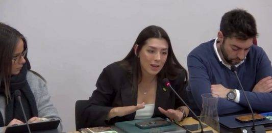 FOTOGRAFÍA. VILADECANS (BARCELONA) REINO DE ESPAÑA, 29 DE FEBRERO DE 2024. Viladecans rechaza ser "ciudad amigable con el autismo". El Grupo Municipal de VOX en el Ayuntamiento de Viladecans, en la provincia de Barcelona, —que integran: Marina Ferrer Sánchez (i), concejala y portavoz del Grupo municipal; Josling Efigenia Montilva Peralta (c), concejala; y Alberto Delgado Sánchez (d), concejal— presentó este jueves en el Pleno municipal la moción "Viladecans Ciudad Amigable con el Autismo". La mayoría municipal zurda (PSC, ERC y los Comunes -Viladecans en Comú Podem-Confluència) rechazó la iniciativa. Lasvocesdelpueblo (Ñ Pueblo)