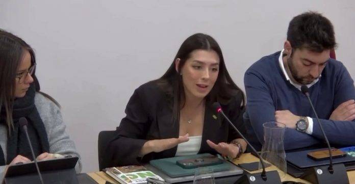 FOTOGRAFÍA. VILADECANS (BARCELONA) REINO DE ESPAÑA, 29 DE FEBRERO DE 2024. Viladecans rechaza ser "ciudad amigable con el autismo". El Grupo Municipal de VOX en el Ayuntamiento de Viladecans, en la provincia de Barcelona, —que integran: Marina Ferrer Sánchez (i), concejala y portavoz del Grupo municipal; Josling Efigenia Montilva Peralta (c), concejala; y Alberto Delgado Sánchez (d), concejal— presentó este jueves en el Pleno municipal la moción "Viladecans Ciudad Amigable con el Autismo". La mayoría municipal zurda (PSC, ERC y los Comunes -Viladecans en Comú Podem-Confluència) rechazó la iniciativa. Lasvocesdelpueblo (Ñ Pueblo)