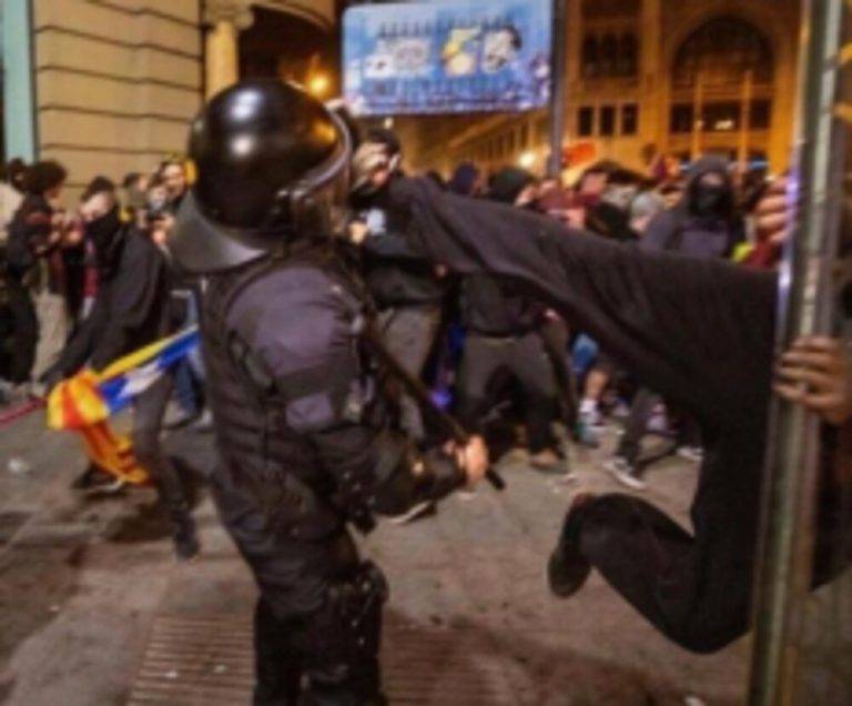 FOTOGRAFÍA. BARCELONA (REINO DE ESPAÑA), OCTUBRE DE 2019, TRAS PUBLICACIÓN DE LA SENTENCIA CONDENATORIA CONTRA EL GOLPE DE ESTADO SEPARATISTA EN CATALUÑA POR PARTE DEL TRIBUNAL SUPREMO. Caso Tsunami| AN anula la prórroga por "extemporánea".- La imagen muestra una extrema violencia terrorista perpetrada por los grupos integrantes de la banda del terrorismo callejero en Cataluña, surgida tras la la sentencia del golpe, Tsunami Democrátic. Fecha hecho relacionados, MORGES (SUIZA), 09 DE MARZO DE 2024. La asociación suiza/española Catalunya Peuple d'Espagne (CPDE), que presido el suizo con doble nacionalidad española, François Meylan, mostró hoy su apoya al juez de la Audiencia Nacional, Manuel García-Castellón y García-Lomas, en relación con el Caso Tsunami Democratic, poniendo a disposición de la Oficina Federal de Policía de Suiza (fedpol) los resultados de sus investigaciones y observaciones realizadas tanto en Berna como en Ginebra el viernes 30 de agosto y el sábado 31 de agosto de 2019. Lasvocesdelpueblo (Ñ Pueblo)