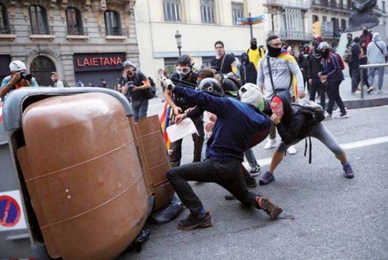 FOTOGRAFÍA. BARCELONA (REINO DE ESPAÑA), OCTUBRE DE 2019, TRAS PUBLICACIÓN DE LA SENTENCIA CONDENATORIA CONTRA EL GOLPE DE ESTADO SEPARATISTA EN CATALUÑA POR PARTE DEL TRIBUNAL SUPREMO. El instructor rechaza el recurso de VOX y archiva el Tsunami. Fuga masiva en el Ku Klux Klan separatista rumbo al exilio. Guérilla urbaine à Barcelone. La imagen muestra una extrema violencia terrorista perpetrada por los grupos integrantes de la banda del terrorismo callejero en Cataluña, surgida tras la la sentencia del golpe, Tsunami Democrátic. Fecha hecho relacionados, MORGES (SUIZA), 09 DE MARZO DE 2024. La asociación suiza/española Catalunya Peuple d'Espagne (CPDE), que presido el suizo con doble nacionalidad española, François Meylan, mostró hoy su apoya al juez de la Audiencia Nacional, Manuel García-Castellón y García-Lomas, en relación con el Caso Tsunami Democratic, poniendo a disposición de la Oficina Federal de Policía de Suiza (fedpol) los resultados de sus investigaciones y observaciones realizadas tanto en Berna como en Ginebra el viernes 30 de agosto y el sábado 31 de agosto de 2019. Lasvocesdelpueblo (Ñ Pueblo)