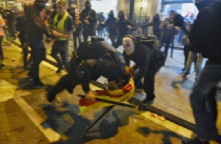 FOTOGRAFÍA. BARCELONA (REINO DE ESPAÑA), OCTUBRE DE 2019, TRAS PUBLICACIÓN DE LA SENTENCIA CONDENATORIA CONTRA EL GOLPE DE ESTADO SEPARATISTA EN CATALUÑA POR PARTE DEL TRIBUNAL SUPREMO. El juez archiva la causa Tsunami Democràtic, el terrorismo en el procés. El juez de la Audiencia Nacional, Manuel García-Castellón y García-L. Conflicto Senado y Congreso por bloqueo de Amnistía. La imagen muestra una extrema violencia terrorista perpetrada por los grupos integrantes de la banda del terrorismo callejero en Cataluña, surgida tras la la sentencia del golpe, Tsunami Democrátic, quienes atacan a un profesional de policía en Cataluña. Fecha hecho relacionados, MORGES (SUIZA), 09 DE MARZO DE 2024. Acusación pide órdenes de detención contra acusados por Tsunami. La asociación suiza/española Catalunya Peuple d'Espagne (CPDE), que presido el suizo con doble nacionalidad española, François Meylan, mostró hoy su apoya al juez de la Audiencia Nacional, Manuel García-Castellón y García-Lomas, en relación con el Caso Tsunami Democratic, poniendo a disposición de la Oficina Federal de Policía de Suiza (fedpol) los resultados de sus investigaciones y observaciones realizadas tanto en Berna como en Ginebra el viernes 30 de agosto y el sábado 31 de agosto de 2019. Lasvocesdelpueblo (Ñ Pueblo)