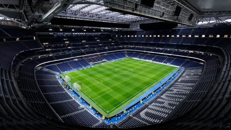 FOTOGRAFÍA. MADRID (REINO DE ESPAÑA), 25 DE ENERO DE 2024. Reglamento acceso en el Santiago Bernabéu. Normativa accesos Estadio Santiago Bernabéu. Detalle de una vista general del Estado Santiago Bernabéu, sede del Real Madrid Club de Fútbol en la capital del Reino de España, Madrid. Real Madrid es el club de fútbol con mayores ingresos del mundo, según Deloitte, este jueves 25 de enero de 2024. El conjunto blanco español fue el club de fútbol con más ingresos del mundo en la temporada 2022/23, según Deloitte. El informe anual Football Money League sitúa a nuestro club en la primera posición con 831,4 millones de euros, 118 millones más que el año pasado. Se trata de una cifra récord, ya que nunca un equipo había liderado esta clasificación con más de 800 millones de euros de facturación. Deloitte destaca que "el crecimiento del Real Madrid se puede atribuir en gran medida al sólido desempeño de su comercio minorista y a una mayor asistencia al estadio tras la flexibilización de las restricciones de COVID-19". Tras el Real Madrid se sitúan el Manchester City, con unos ingresos de 825,9 millones de euros; y el París Saint-Germain, con 801,8. Real Madrid/Lasvocesdelpueblo (Ñ Pueblo)