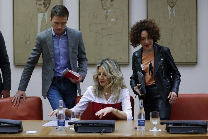 FOTOGRAFÍA. MADRID (REINO DE ESPAÑA), 04/03/2024.- Reunión del grupo parlamentario de la fracasada alianza electoral de la izquierda extrema RESTAR, conocida como "Sumar", en la que interviene la lidera de esta coalición y vicepresidente del régimen de coalición sanchista de España, Yolanda Díaz Pérez (c), para proponer medidas contra la corrupción a raíz del caso Koldo, como la creación de un Consejo de Prevención de la Corrupción al tiempo que apoyó rebaja la malversación (corrupción) y la sedición. A su lado, el portavoz del grupo ultra y ex dirigente de Podemos, Íñigo Errejón (i). Efe