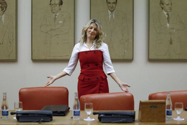 FOTOGRAFÍA. MADRID (REINO DE ESPAÑA), 04/03/2024. Yolanda Díaz: "A la mierda". "Juzgue a la mierda" - Reunión del grupo parlamentario de la fracasada alianza electoral de la izquierda extrema RESTAR, conocida como "Sumar", en la que interviene la lidera de esta coalición y vicepresidente del régimen de coalición sanchista de España, Yolanda Díaz Pérez (c), para proponer medidas contra la corrupción a raíz del caso Koldo, como la creación de un Consejo de Prevención de la Corrupción al tiempo que apoyó rebaja la malversación (corrupción) y la sedición. Efe