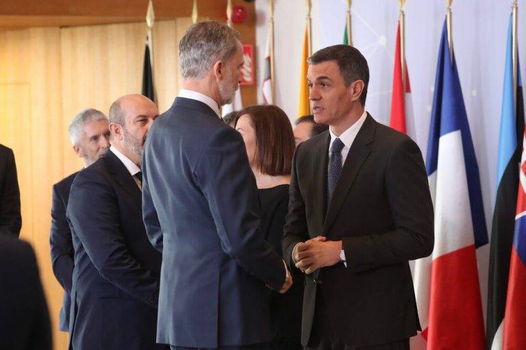 FOTOGRAFÍA. MADRID (REINO DE ESPAÑA), 11 DE MARZO DE 2024. Carta de Luis Torres Píñar a su Majestad Felipe VI. Sus Majestades los Reyes del Reino de España d​on Felipe Juan Pablo Alfonso de Todos los Santos de Borbón y Grecia (Felipe VI) y Doña reina Letizia Ortiz Rocasolano han presidido, en la Galería de las Colecciones Reales de Madrid la conmemoración del "Día Europeo en recuerdo a las Víctimas del Terrorismo", 11 de marzo (11M), un acto organizado por la Comisión Europea y el Gobierno, que coincide con el 20 aniversario de los atentados perpetrados en Madrid en 2004, en los que murieron 192 personas y 1.893 resultaron heridas. Estuvieron presentes: la directora de Seguridad Interior y coordinadora Antiterrorismo de la Comisión Europea, Floriana Sipala; el presidente del Gobierno y de la comisaria de Asuntos de Interior de la Comisión Europea, Ylva Johansson; el vicepresidente de la Comisión Europea para la Promoción de nuestro Modo de Vida Europeo, Margaritis Schinás; el presidente del régimen sanchista de España, Pedro Sánchez Pérez-Castejón; la presidente del Congreso de los Diputados, Francesca Lluc Armengol Socías (Francina Armengol); el presidente del Senado, Pedro Rollán; el ministro de Asuntos Exteriores, Unión Europea y Cooperación, José Manuel Albares; el ministro de la Presidencia, Justicia y Relaciones con las Cortes, Félix Bolaños; el ministro del Interior, Fernando Grande-Marlaska; el ministro de Transportes y Movilidad Sostenible, Óscar Puente; la ministra del Interior, Reformas Institucionales y Renovación Democrática del Reino de Bélgica, Annelies Verlinden; el delegado del Gobierno en la Comunidad de Madrid, Francisco Martín; la presidente del Consejo de Administración del Patrimonio Nacional, Ana de la Cueva; la víctimas del terrorismo y participantes en las diferentes sesiones. Lasvocesdelpueblo (Ñ Pueblo)