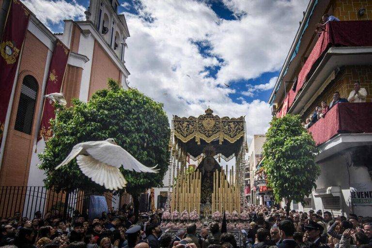 FOTOGRAFÍA. SEVILLA (ANDALUCÍA) REINO DE ESPAÑA, 26 DE MARZO DE 2024. MARTES SANTO DE SEMANA SANTA 2024. Costaleros andaluces vencen a la lluvia el Martes Santo. El paso de Nuestra Señora de los Dolores de la Hermandad del Cerro a su salida de la Parroquia para efectuar su Estación de Penitencia, este martes en Sevilla. Efe