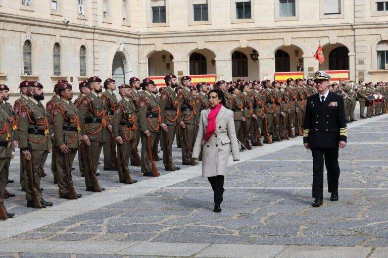 FOTOGRAFÍA. TOLEDO (REINO DE ESPAÑA), 24 DE FEBRERO DE 2024. La ministra de Defensa del Gobierno de España, María Margarita Robles Fernández (Margarita Robles) preside un homenaje a los civiles y militares caídos en la guerra de Ucrania, con el motivo dle segundo aniversario de la guerra. En la Academia de Infantería (Toledo) 4.000 ucranianos han sido instruidos en 93 cursos impartidos por las Fuerzas Armadas españolas. Robles ha estado acompañada por el embajador de Ucrania en España, Serhii Pohoreltsev; el jefe de Estado Mayor de la Defensa, almirante general Teodoro López Calderón; la delegada del Gobierno en Castilla-La Mancha, Milagros Tolón Jaime; la consejera portavoz de la Junta de Comunidades de Castilla-La Mancha, Esther Padilla Ruiz; el secretario general de Política de Defensa, almirante Juan Francisco Martínez Núñez; el comandante del Mando de Operaciones, teniente general Francisco Braco Carbó; el director del Toledo Training Command, general de División Rafael Colomer Martínez del Peral; y el director de la Academia de Infantería, coronel Álvaro Díaz Fernández. Ministerio de Defensa/Lasvocesdelpueblo)