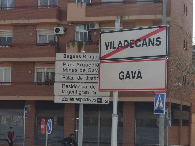 FOTOGRAFÍA. VILADECANS (BAJO LLOBREGAT) PROVINCIA DE BARCELONA (REINO DE ESPAÑA), 22 DE MARZO DE 2024. Aumento casi generalizado de temperaturas en España. Descenso de temperaturas el Lunes Santo en España. Detalle de una señalización de término municipal de la ciudad y municipio español de Viladecans, en la comarca el Bajo Llobregat, provincia de Barcelona, con la ciudad y municipio de la misma comarca, Gavá, la tarde de este viernes, 22 de marzo de 2024, cuando empiece la operación Semana Santa 2024. Temperaturas, tiempo, Aemet. Lasvocesdelpueblo (Ñ Pueblo)