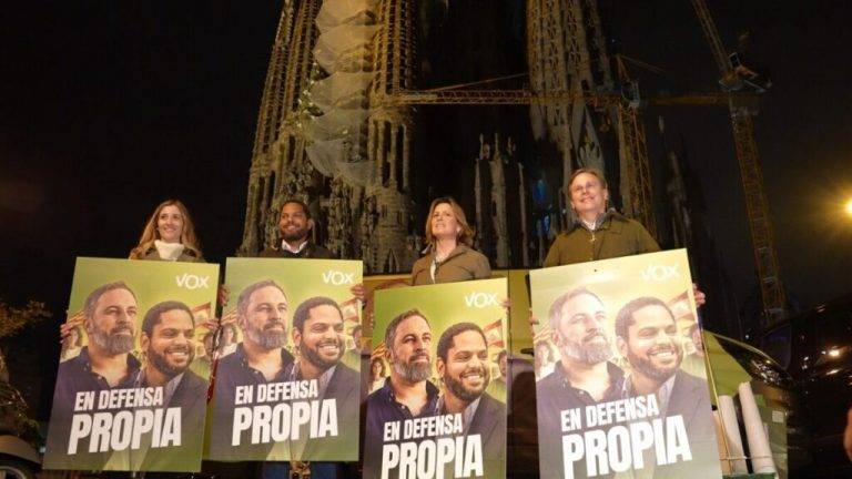 FOTOGRAFÍA. BARCELONA (REINO DE ESPAÑA), 25 DE ABRIL DE 2024. VOX anuncia una rebelión de los catalanes el 12M, en la tradicional pegada de carteles electorales de la candidatura al president del Govern de la Generalitat de Catalunya y cabeza de lista por Barcelona al Parlament de Catalunya, Ignacio Garriga Vaz de Conceiçao (2i); quien lo ha dicho, visiblemente, ilusionado, animado y convencido -respecto hace 4 años- junto a los integrantes de su candidatura: la número dos María Elisa García Fuster (2 d), el número 3 Joan Garriga Doménech (d) y la número 6 Júlia Calvet Puig (i),  en la Avenida Gaudí, 2, 08025, ciudad de Barcelona. Lasvocesdelpueblo (Ñ Pueblo)
