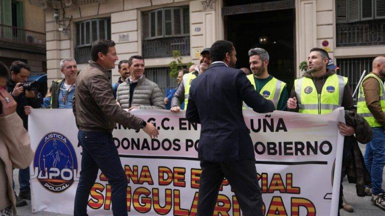 FOTOGRAFÍA. BARCELONA (REINO DE ESPAÑA), 25 DE ABRIL DE 2024. El candidato Garriga llama a salir en defensa propia el 12M, El candidato de VOX a President del Govern de la Generalitat de Catalunya, Ignacio Garriga de Conceiçao (d), junto al cabeza de lista por Tarragona al Parlament de Catalunya, Sergio Macian de Greef (i), ha hecho un llamamiento a todos los catalanes para que "en esta campaña salgan en defensa propia para ser los protagonistas del futuro de Cataluña". Dijo ante la Jefatura Superior de Policía Nacional en Vía Layetana de Barcelona durante una protesta de los profesionales de la Policía en Cataluña. Lasvocesdelpueblo (Ñ Pueblo)