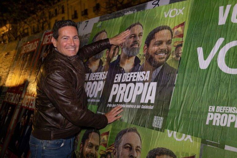 FOTOGRAFÍA. TARRAGONA (CATALUÑA) REINO DE ESPAÑA, 25 DE ABRIL DE 2024. Tradicional pegada de carteles electorales. El candidato de VOX por Tarragona al Parlament de Catalunya para las elecciones del próximo domingo, 12 de mayo de 2024, Sergio Macián de Greef, -junto a su número dos, Javier Ramírez Gutierrez; su número tres, Isabel Lorenzo Medina; su número cuatro, Ricard Montero Meca; y su número cinco, Isabel Segarra Clemente- ha insistido en salir a las "calles" de la provincia de Tarragona el domingo 12 de mayo a lenar las urnas del 12M de las papeletas de VOX y allanar el camino del candidato de VOX al President del Govern de la Generalitat de Catalunya, Ignacio Garriga Vaz de Conceiçao (en la derecha del cartel electoral) junto al líder opositor español Santiago Abascal Conde (izquierda del cartel electoral), hacia el Palacio del Gobierno catalán. Lasvocesdelpueblo (Ñ Pueblo)