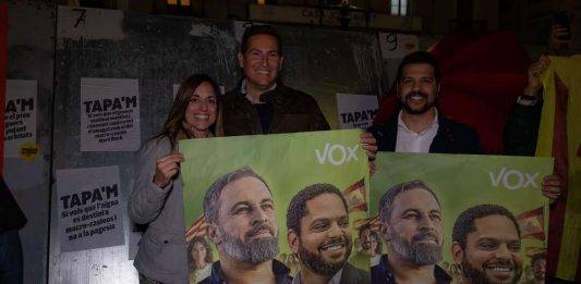 FOTOGRAFÍA. TARRAGONA (CATALUÑA) REINO DE ESPAÑA, 25 DE ABRIL DE 2024. El CIS catalán da la victoria al PSC y desinfla el PP. Tradicional pegada de carteles electorales. El candidato de VOX por Tarragona al Parlament de Catalunya para las elecciones del próximo domingo, 12 de mayo de 2024, Sergio Macián de Greef, -junto a su número dos, Javier Ramírez Gutierrez; su número tres, Isabel Lorenzo Medina; su número cuatro, Ricard Montero Meca; y su número cinco, Isabel Segarra Clemente- ha insistido en salir a las "calles" de la provincia de Tarragona el domingo 12 de mayo a lenar las urnas del 12M de las papeletas de VOX y allanar el camino del candidato de VOX al President del Govern de la Generalitat de Catalunya, Ignacio Garriga Vaz de Conceiçao (en la derecha del cartel electoral) junto al líder opositor español Santiago Abascal Conde (izquierda del cartel electoral), hacia el Palacio del Gobierno catalán. Lasvocesdelpueblo (Ñ Pueblo)