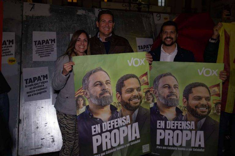 FOTOGRAFÍA. TARRAGONA (CATALUÑA) REINO DE ESPAÑA, 25 DE ABRIL DE 2024. El CIS catalán da la victoria al PSC y desinfla el PP. Tradicional pegada de carteles electorales. El candidato de VOX por Tarragona al Parlament de Catalunya para las elecciones del próximo domingo, 12 de mayo de 2024, Sergio Macián de Greef, -junto a su número dos, Javier Ramírez Gutierrez; su número tres, Isabel Lorenzo Medina; su número cuatro, Ricard Montero Meca; y su número cinco, Isabel Segarra Clemente- ha insistido en salir a las "calles" de la provincia de Tarragona el domingo 12 de mayo a lenar las urnas del 12M de las papeletas de VOX y allanar el camino del candidato de VOX al President del Govern de la Generalitat de Catalunya, Ignacio Garriga Vaz de Conceiçao (en la derecha del cartel electoral) junto al líder opositor español Santiago Abascal Conde (izquierda del cartel electoral), hacia el Palacio del Gobierno catalán. Lasvocesdelpueblo (Ñ Pueblo)